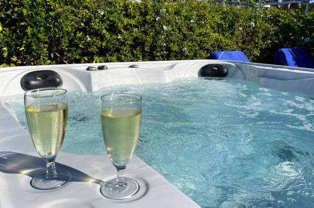 Sklenky španělské cavy položené na okraji venkovní vířivky