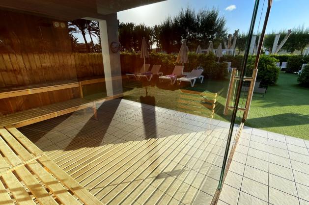 Prosklená sauna s výhledem do hotelové zahrady 