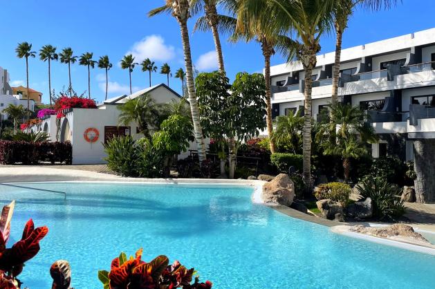 Bazén uprostřed tropické zahrady