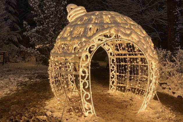 Obří světelná koule pokrytá sněhem