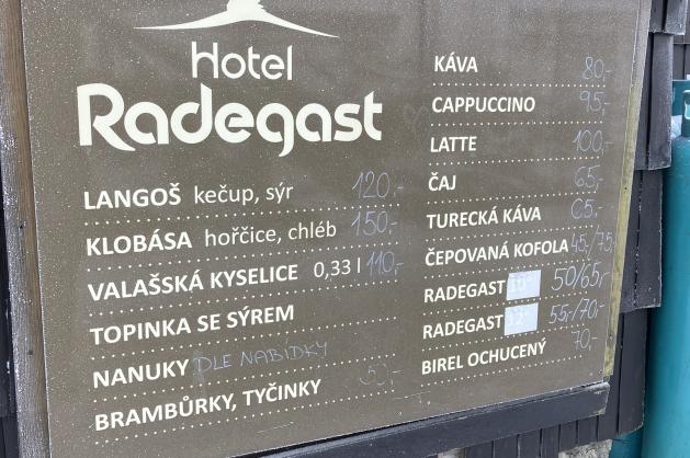 Tabule s cenami jídla a nápojů u horského hotelu Radegast
