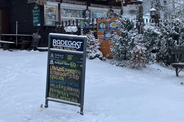 Ručně psaná tabule s nabídkou jídel