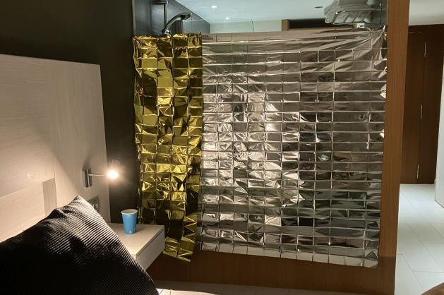 Hotelový pokoj s plně prosklenou koupelnou 