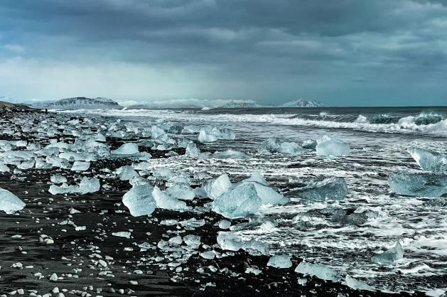Ledové kry na černé pláži