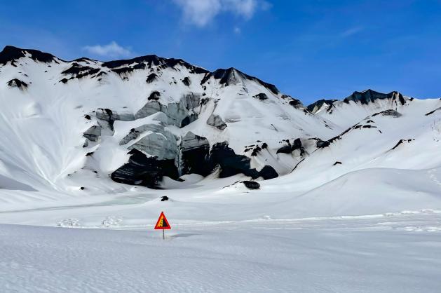Zasněžená krajina se sopečným masivem