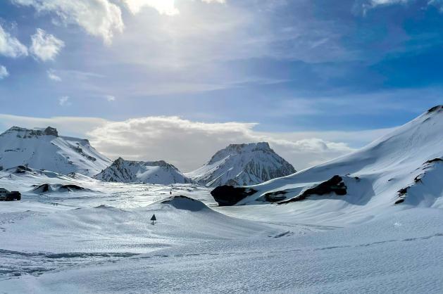 Zasněžené hory na Islandu
