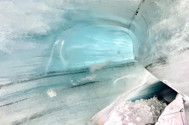 Vnitřek ledové jeskyně