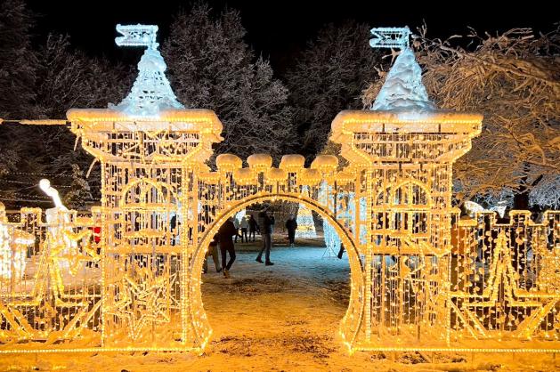 Detailně zpracovaná světelná instalace ve tvaru hradu