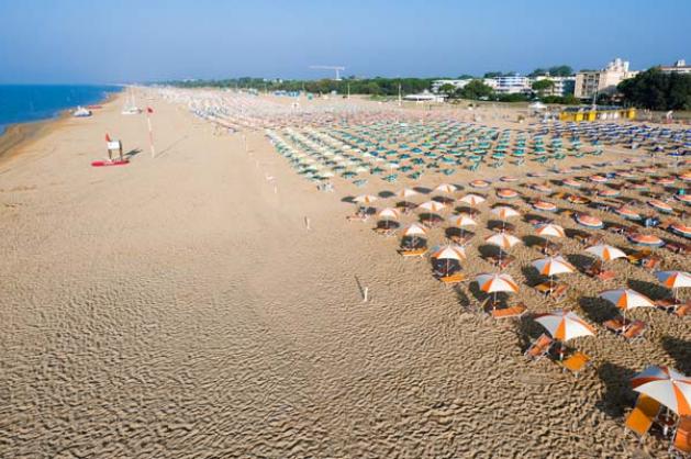 Pláž plná lidí v Bibione v Itálii