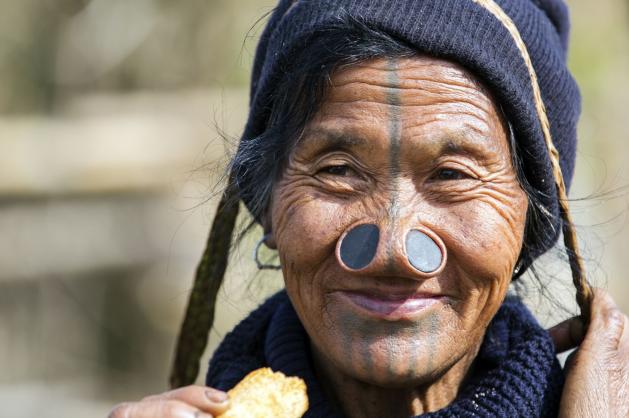 Ženy s dřevěnými disky v nose.