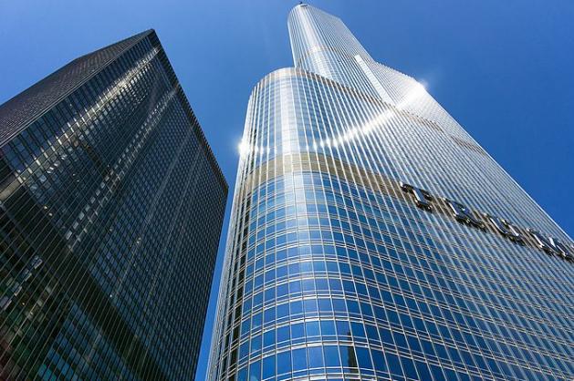 Přes 400 m vysoká Trump Tower působí při pohledu zdola majestátně