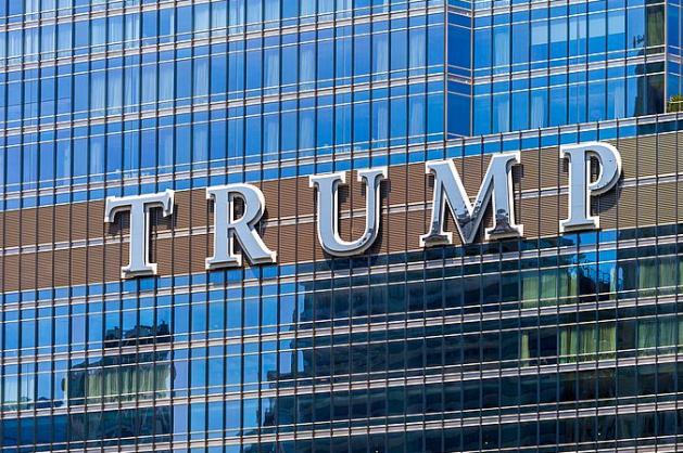 Kontroverzní nápis na budově Trump Tower v Chicagu