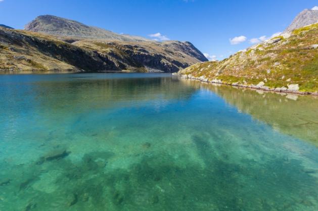 Průzračná hladina norského jezera Rondvatnet.