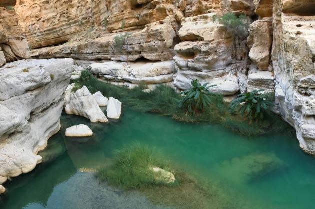 Tyrkysová jezírka Wadi Shab v Ománu