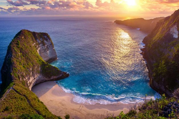 Pláž Kelingking na ostrově Nusa Penida, Bali