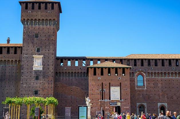 Na milánské Sforzesco se stojí dlouhé fronty