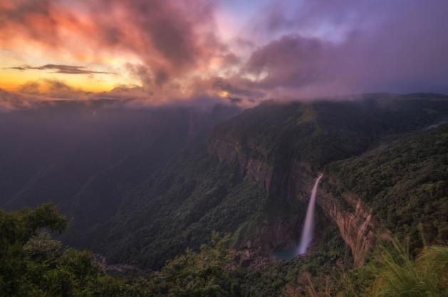 Vodopády Nohkalikai ve státě Meghalaya