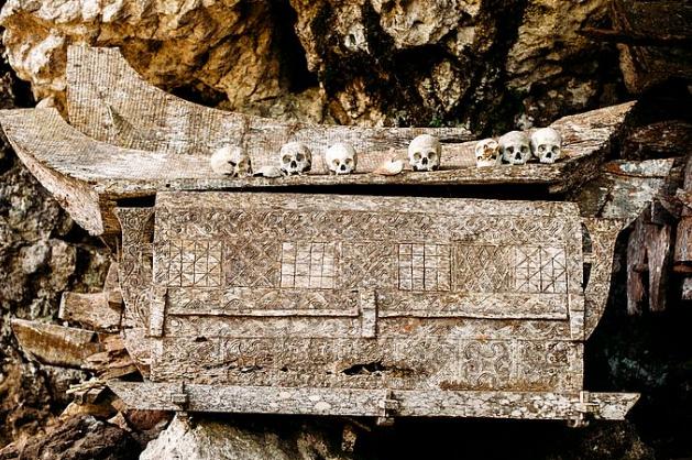 Skalní hrob v Tana Toraja v Indonésii