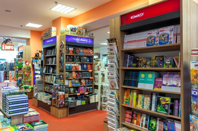 Regály s knihami v knihkupectví