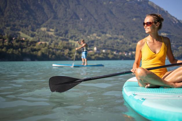 žena na paddleboardu