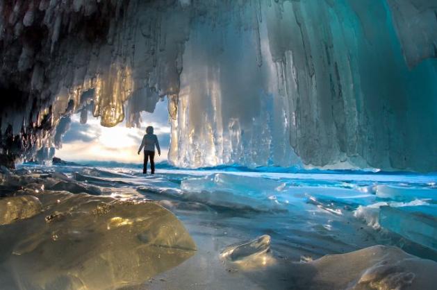 Zamrzlá jeskyně  na Olchonu, 73 km dlouhém největším ostrově v jezeře Bajkal