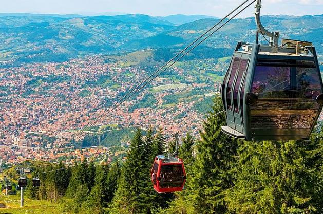 Výhled na bosenské Sarajevo z lanovky je nádherný