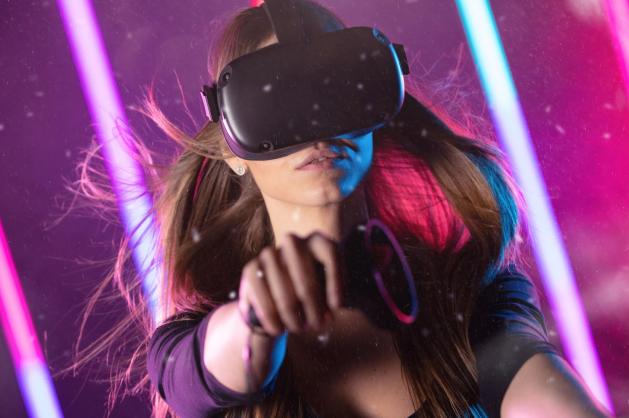 Žena s brýlemi na virtuální realitu