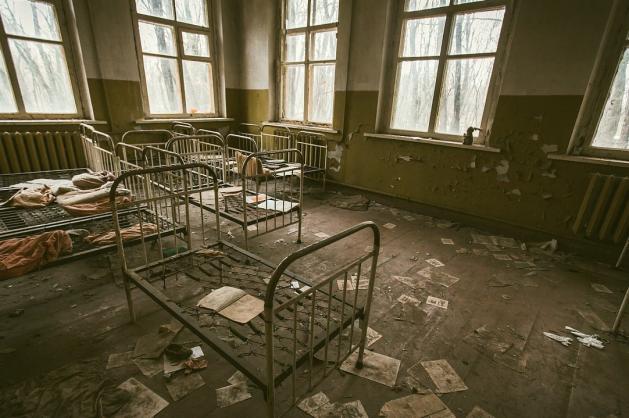 Postýlky v budově nedaleko Černobylu