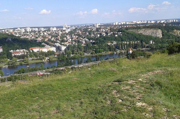 Vltava, pravý břeh Prahy a okolní lesy. Kvůli tomu je Děvín jedna z nejkrásnějších vyhlídek Prahy