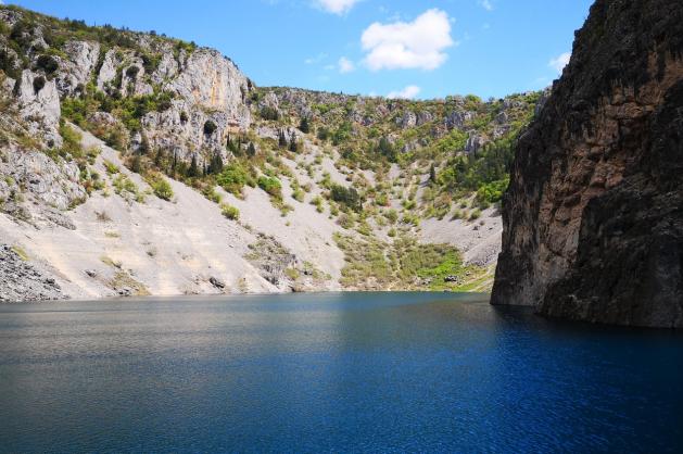 Modré jezero hladina - Cestovinky.cz