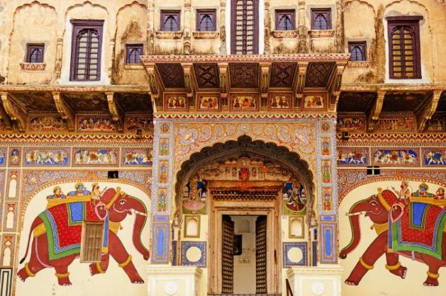 Exotické architektonické prvky na indických domech působí magicky