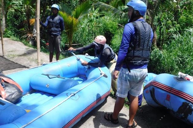 Instruktáž před vyplutím na raftech na Bali