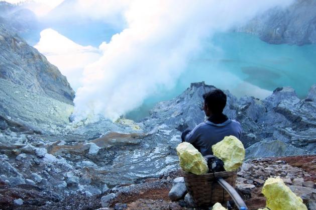 Kawah Ijen a jezero v kráteru - Cestovinky.cz