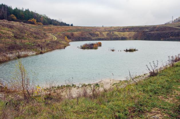 Zatopený lom Dasnice na Sokolovsku 