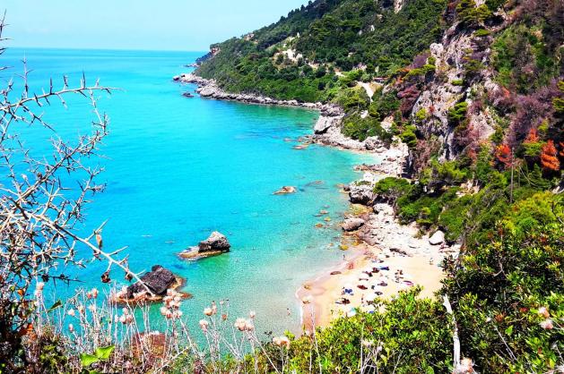 Pláž Mirtiotissa na ostrově Korfu