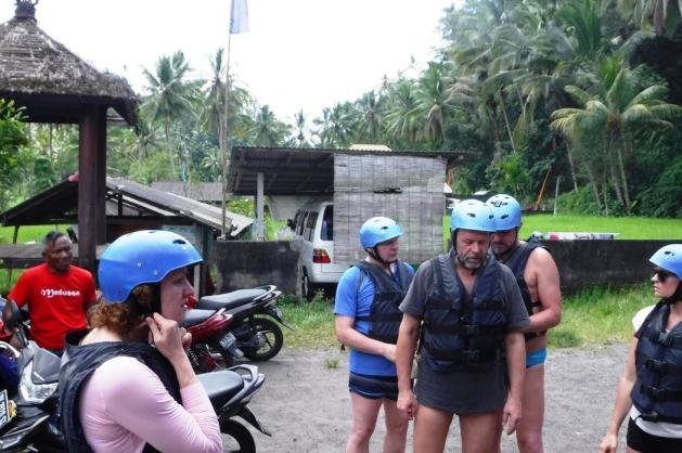 Přípravy na rafty na Bali
