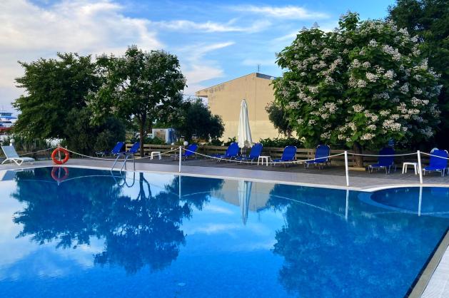 Bazén v areálu hotelu Vournelis