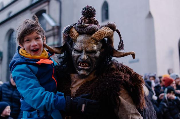 Krampusák s dítětem