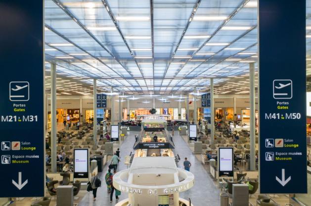 Prostorný interiér terminálu letiště Charles de Gaulle 