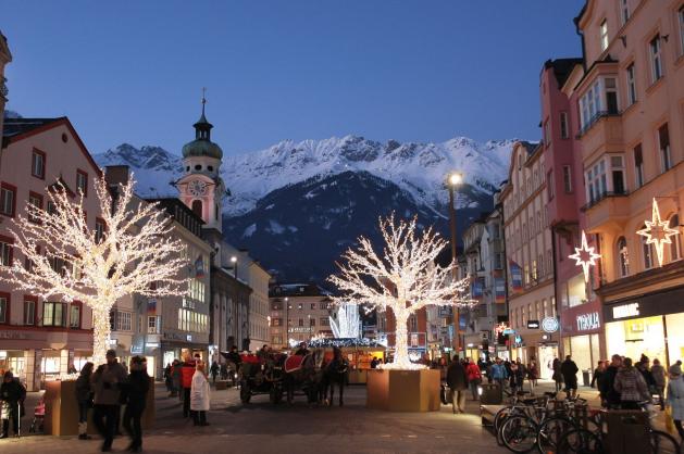Osvětlené stromy a hlavní třída Innsbrucku 