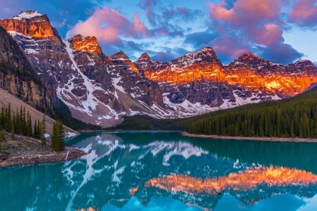  Lake Moraine při západu Slunce