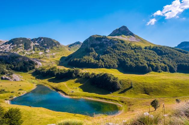 Křišťálové jezero v srdci hor