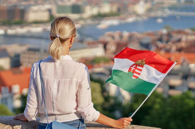 Žena s maďarskou vlaječkou