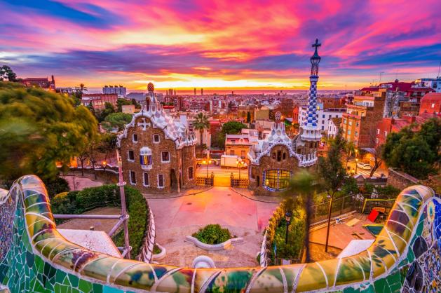 Barevná architektura Barcelony při soumraku