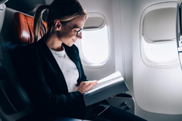 žena s knížkou v letadle
