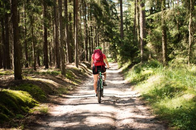 Žena na kole v lese