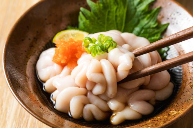 Rybí mlíčí držené hůlkami