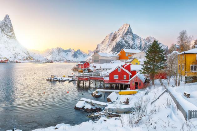 Malebná norská vesnice zasypaná sněhem