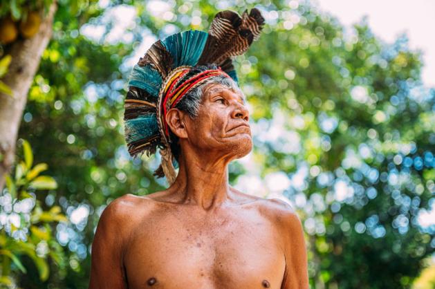 Pohled na muže z kmene Satere-Mawe