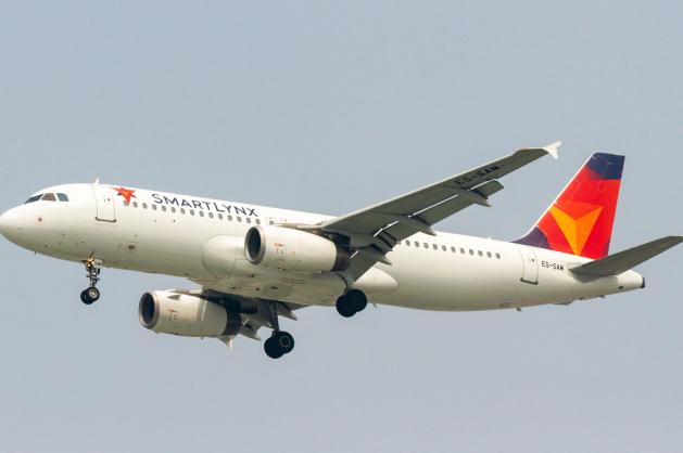 Letadlo SmartLynx Airlines ve vzduchu 